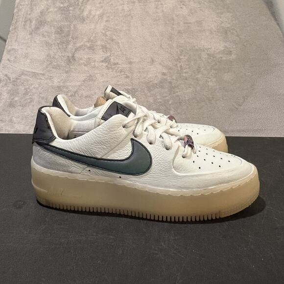 Nike Air Force 1 Sage Low Shoes Womens Size 6 White Iridescent Swoosh AR5409-003 - Picture 1 of 11